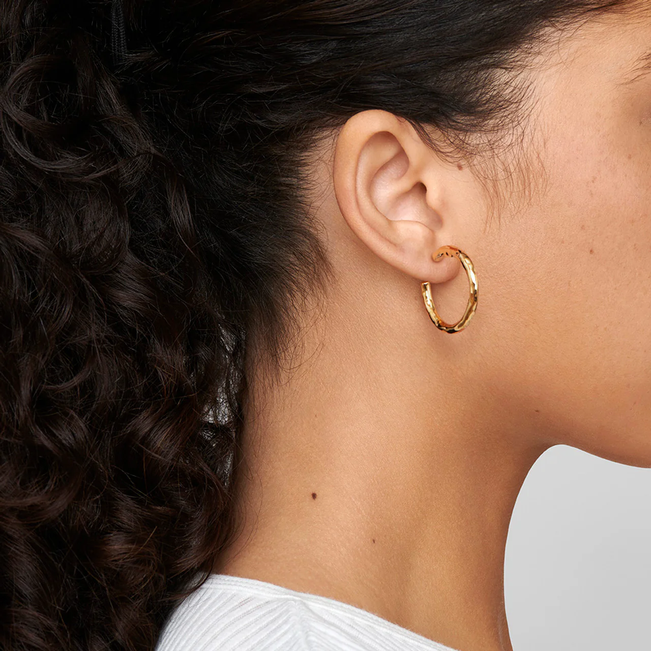 Small Hammered Hoop Earrings in 18K Gold - Image 2